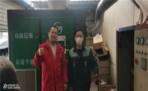 薩震節能空壓機售后服務鐵軍為南通客戶安裝空壓機現場！